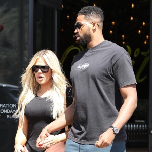 Exclusif - Khloe Kardashian et son compagnon Tristan Thompson sont allés déjeuner en amoureux au restaurant JOEY à Woodland Hills, le 16 juillet 2018