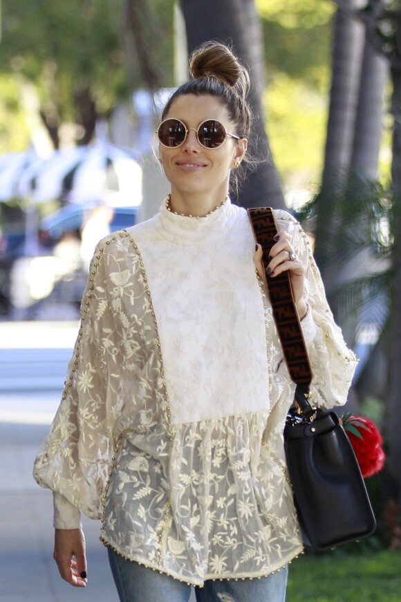 Jessica Biel fait du shopping sur Melrose Avenue à Los Angeles, le 27 janvier 2018.