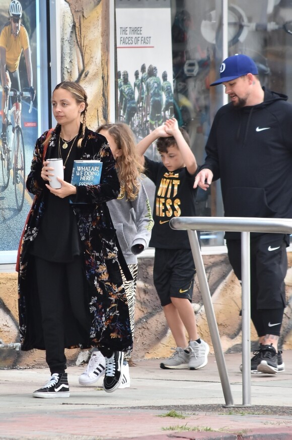 Exclusif - Nicole Richie et son mari Joel Madden se baladent avec leurs enfants Harlow et Sparrow Madden dans les rues de Sherman Oaks, le 25 mai 2018