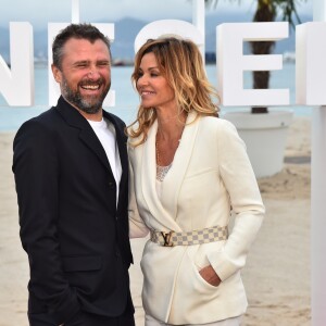 Alexandre Brasseur et Ingrid Chauvin durant un photocall pour la 1ère édition du festival Canneseries, à Cannes, sur la plage du Gray d'Albion, le 9 avril 2018 .© Bruno Bebert / Bestimage