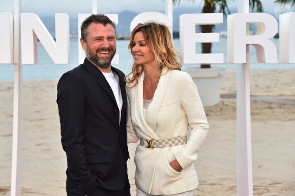 Alexandre Brasseur et Ingrid Chauvin durant un photocall pour la 1ère édition du festival Canneseries, à Cannes, sur la plage du Gray d'Albion, le 9 avril 2018 .© Bruno Bebert / Bestimage