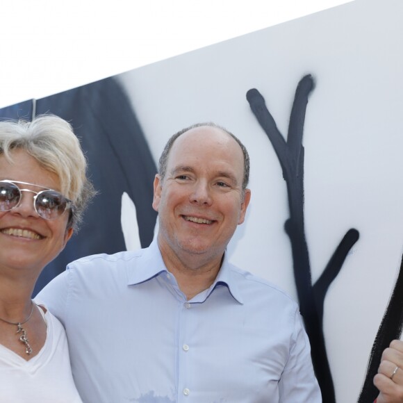 Le prince Albert II de Monaco et l'artiste Beli - 2ème édition de la performance artistique éphémère UPAW (Urban Painting Around the World) sur le Quai Albert 1er à Monaco le 19 juillet 2018. © Claudia Albuquerque/Bruno Bebert/JC Vinaj/PRM/Bestimage