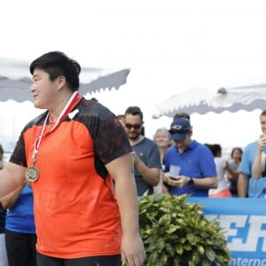 Le prince Albert II de Monaco et la chinoise Lijiao Gong qui a remporté le concours de poids féminin - Lancé du poids en ouverture du 31ème meeting d'athlétisme Herculis organisé sur le Port Hercule de la Principauté à Monaco le 19 juillet 2018. © Claudia Albuquerque/Bestimage