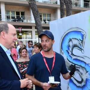 Exclusif - Le prince Albert II de Monaco et l'artiste Huge - 2ème édition de la performance artistique éphémère UPAW (Urban Painting Around the World) sur le Quai Albert 1er à Monaco le e 19 juillet 2018. © Bruno Bebert/JC Vinaj/PRM/Bestimage