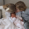 La princesse Adrienne de Suède accueillie à la maison à Stockholm par sa grande soeur la princesse Leonore et son grand frère le prince Nicolas, suite à sa venue au monde le 9 mars 2018. Photo partagée sur Instagram par leur maman la princesse Madeleine de Suède.