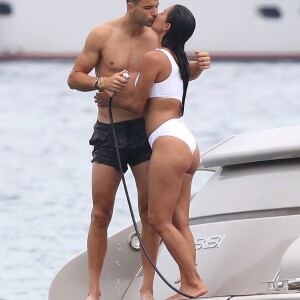 Nicole Scherzinger et son compagnon Grigor Dimitrov sont allés déjeuner au Club 55 puis ont pris une annexe pour rejoindre leur bateau. Très complices, ils s'amusent, se baignent, se prennent en photo et s'embrassent lors de leurs vacances à Saint-Tropez, le 22 juillet 2018.