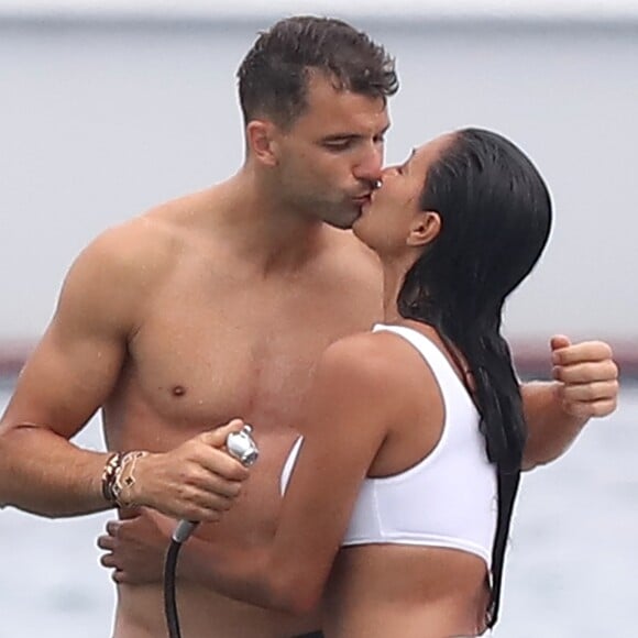 Nicole Scherzinger et son compagnon Grigor Dimitrov sont allés déjeuner au Club 55 puis ont pris une annexe pour rejoindre leur bateau. Très complices, ils s'amusent, se baignent, se prennent en photo et s'embrassent lors de leurs vacances à Saint-Tropez, le 22 juillet 2018.