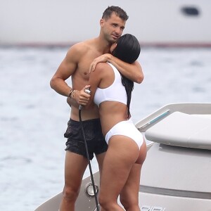 Nicole Scherzinger et son compagnon Grigor Dimitrov sont allés déjeuner au Club 55 puis ont pris une annexe pour rejoindre leur bateau. Très complices, ils s'amusent, se baignent, se prennent en photo et s'embrassent lors de leurs vacances à Saint-Tropez, le 22 juillet 2018.