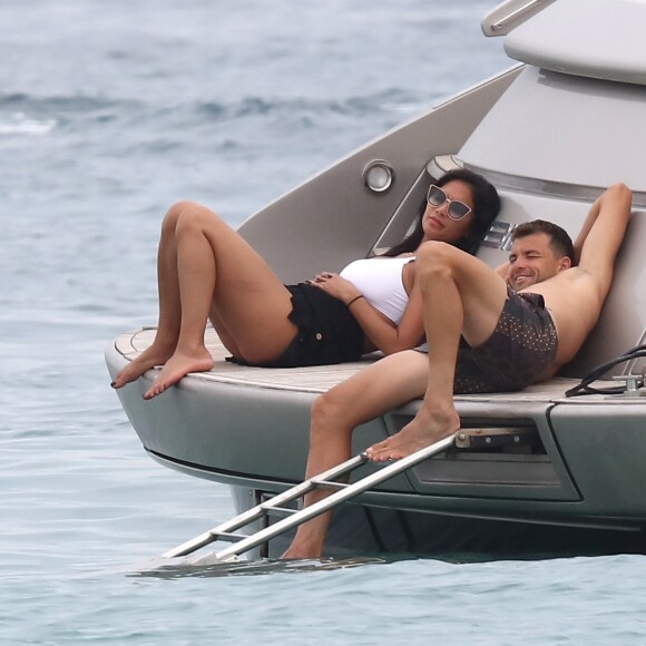 Nicole Scherzinger et son compagnon Grigor Dimitrov sont allés déjeuner au Club 55 puis ont pris une annexe pour rejoindre leur bateau. Très complices, ils s'amusent, se baignent, se prennent en photo et s'embrassent lors de leurs vacances à Saint-Tropez, le 22 juillet 2018.