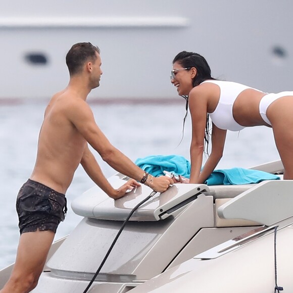 Nicole Scherzinger et son compagnon Grigor Dimitrov sont allés déjeuner au Club 55 puis ont pris une annexe pour rejoindre leur bateau. Très complices, ils s'amusent, se baignent, se prennent en photo et s'embrassent lors de leurs vacances à Saint-Tropez, le 22 juillet 2018.