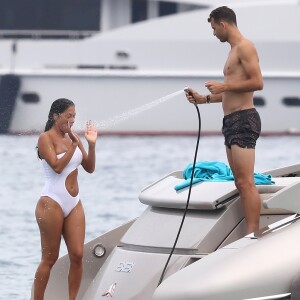 Nicole Scherzinger et son compagnon Grigor Dimitrov sont allés déjeuner au Club 55 puis ont pris une annexe pour rejoindre leur bateau. Très complices, ils s'amusent, se baignent, se prennent en photo et s'embrassent lors de leurs vacances à Saint-Tropez, le 22 juillet 2018.