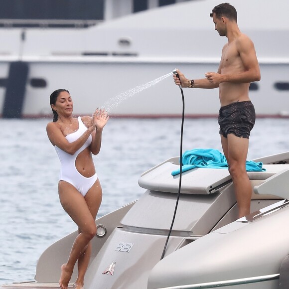 Nicole Scherzinger et son compagnon Grigor Dimitrov sont allés déjeuner au Club 55 puis ont pris une annexe pour rejoindre leur bateau. Très complices, ils s'amusent, se baignent, se prennent en photo et s'embrassent lors de leurs vacances à Saint-Tropez, le 22 juillet 2018.