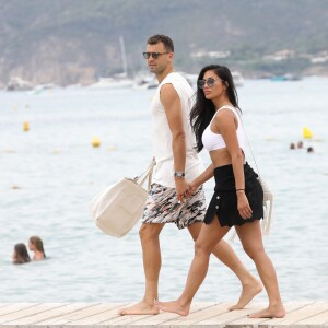 Nicole Scherzinger et son compagnon Grigor Dimitrov sont allés déjeuner au Club 55 puis ont pris une annexe pour rejoindre leur bateau. Très complices, ils s'amusent, se baignent, se prennent en photo et s'embrassent lors de leurs vacances à Saint-Tropez, le 22 juillet 2018.