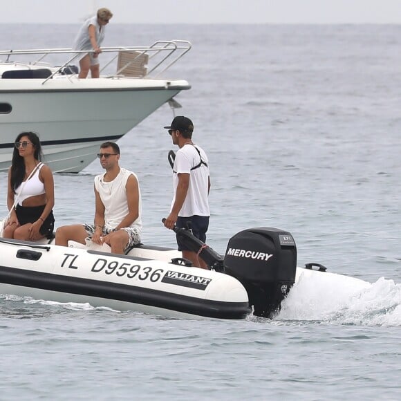 Nicole Scherzinger et son compagnon Grigor Dimitrov sont allés déjeuner au Club 55 puis ont pris une annexe pour rejoindre leur bateau. Très complices, ils s'amusent, se baignent, se prennent en photo et s'embrassent lors de leurs vacances à Saint-Tropez, le 22 juillet 2018.