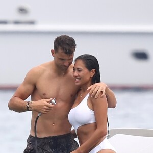 Nicole Scherzinger et son compagnon Grigor Dimitrov sont allés déjeuner au Club 55 puis ont pris une annexe pour rejoindre leur bateau. Très complices, ils s'amusent, se baignent, se prennent en photo et s'embrassent lors de leurs vacances à Saint-Tropez, le 22 juillet 2018.