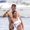 Nicole Scherzinger et son compagnon Grigor Dimitrov sont allés déjeuner au Club 55 puis ont pris une annexe pour rejoindre leur bateau. Très complices, ils s'amusent, se baignent, se prennent en photo et s'embrassent lors de leurs vacances à Saint-Tropez, le 22 juillet 2018.