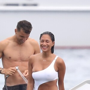 Nicole Scherzinger et son compagnon Grigor Dimitrov sont allés déjeuner au Club 55 puis ont pris une annexe pour rejoindre leur bateau. Très complices, ils s'amusent, se baignent, se prennent en photo et s'embrassent lors de leurs vacances à Saint-Tropez, le 22 juillet 2018.