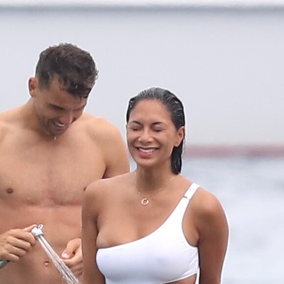 Nicole Scherzinger et son compagnon Grigor Dimitrov sont allés déjeuner au Club 55 puis ont pris une annexe pour rejoindre leur bateau. Très complices, ils s'amusent, se baignent, se prennent en photo et s'embrassent lors de leurs vacances à Saint-Tropez, le 22 juillet 2018.