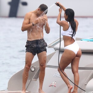 Nicole Scherzinger et son compagnon Grigor Dimitrov sont allés déjeuner au Club 55 puis ont pris une annexe pour rejoindre leur bateau. Très complices, ils s'amusent, se baignent, se prennent en photo et s'embrassent lors de leurs vacances à Saint-Tropez, le 22 juillet 2018.