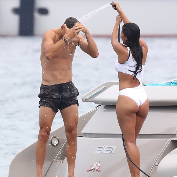 Nicole Scherzinger et son compagnon Grigor Dimitrov sont allés déjeuner au Club 55 puis ont pris une annexe pour rejoindre leur bateau. Très complices, ils s'amusent, se baignent, se prennent en photo et s'embrassent lors de leurs vacances à Saint-Tropez, le 22 juillet 2018.