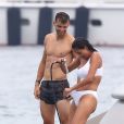 Nicole Scherzinger et son compagnon Grigor Dimitrov sont allés déjeuner au Club 55 puis ont pris une annexe pour rejoindre leur bateau. Très complices, ils s'amusent, se baignent, se prennent en photo et s'embrassent lors de leurs vacances à Saint-Tropez, le 22 juillet 2018.