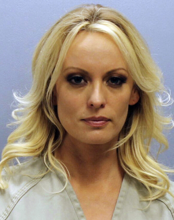 Mugshot de l'actrice pornographique Stormy Daniels arrêtée dans un club de strip-tease de l'Ohio. Le 12 juillet 2018.