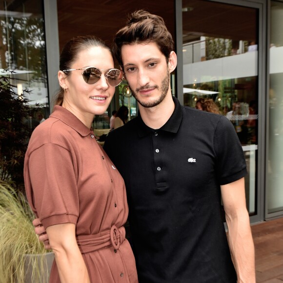 Pierre Niney et sa compagne Natasha Andrews au village lors des internationaux de France à Roland Garros le 10 juin 2018. © Veeren / Bestimage