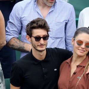 Pierre Niney et sa compagne Natasha Andrews dans les tribunes des Internationaux de France de Tennis de Roland Garros à Paris, le 10 juin 2018. © Dominique Jacovides - Cyril Moreau/Bestimage