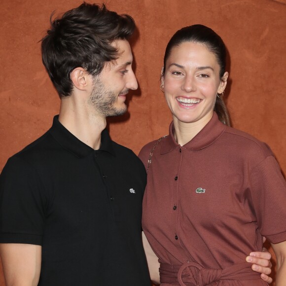 Pierre Niney et sa compagne Natasha Andrews au village lors des internationaux de tennis de Roland Garros à Paris, le 10 juin 2018. © Moreau-Jacovides/Bestimage