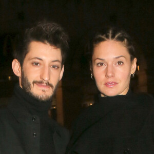 Pierre Niney et sa compagne Natasha Andrews arrivent au défilé "H&M - Collection prêt-à-porter printemps-été 2018" au musée des arts décoratifs de Paris, le 28 février 2018.