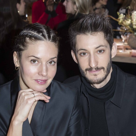 Pierre Niney et sa compagne Natasha Andrews au défilé "H&M - Collection prêt-à-porter printemps-été 2018" au musée des arts décoratifs de Paris, le 28 février 2018. © Olivier Borde/Bestimage