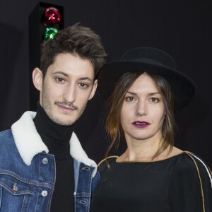 Pierre Niney et sa compagne Natasha Andrews - Photocall du défilé de mode Dior Homme Automne-Hiver 2018-2019 au Grand Palais à Paris, le 20 janvier 2018. © Olivier Borde/Bestimage