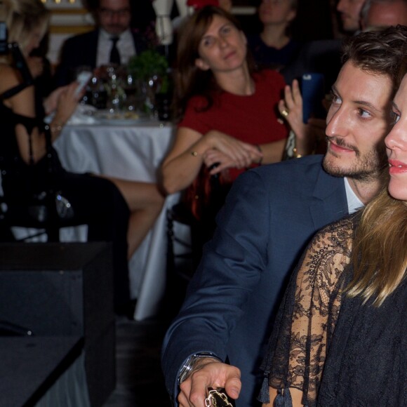 Semi-exclusif - Pierre Niney et sa compagne Natasha Andrews (enceinte) - Dîner de gala du 71ème anniversaire des amis de CARE, organisé par l'ONG CARE France et DIOR, à l'hôtel The Peninsula Paris à Paris, France, le 9 octobre 2017. Partenaires depuis quinze ans, DIOR et CARE ont célébré les 71 ans de l’association accompagnés par de nombreux amis et célébrités. Ce rendez-vous parisien permet de collecter des dons pour soutenir les programmes de lutte contre la pauvreté et de défense des droits des victimes de catastrophes naturelles et de conflits.© Julio Piatti/Bestimage