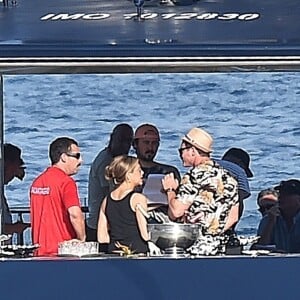 Jennifer Aniston, Adam Sandler et Luke Evans sur le tournage de "Murder Mystery" à Santa Margherita Ligure en Italie, le 24 juillet 2018.