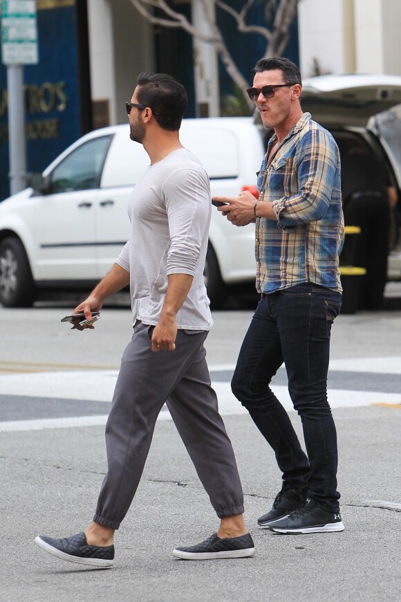 Luke Evans et Victor Turpin vont déjeuner au restaurant Sugar Fish à Beverly Hills, le 21 mai 2018.