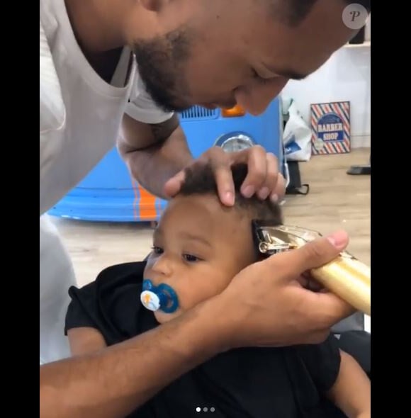 Tony Yoka publie une vidéo de son fils Ali, 1 an, chez le coiffeur. Instagram, le 25 juillet 2018.