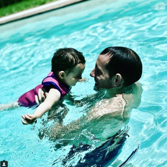 Renaud Lavillenie avec fille Iris dans une piscine le 10 juin 2018.