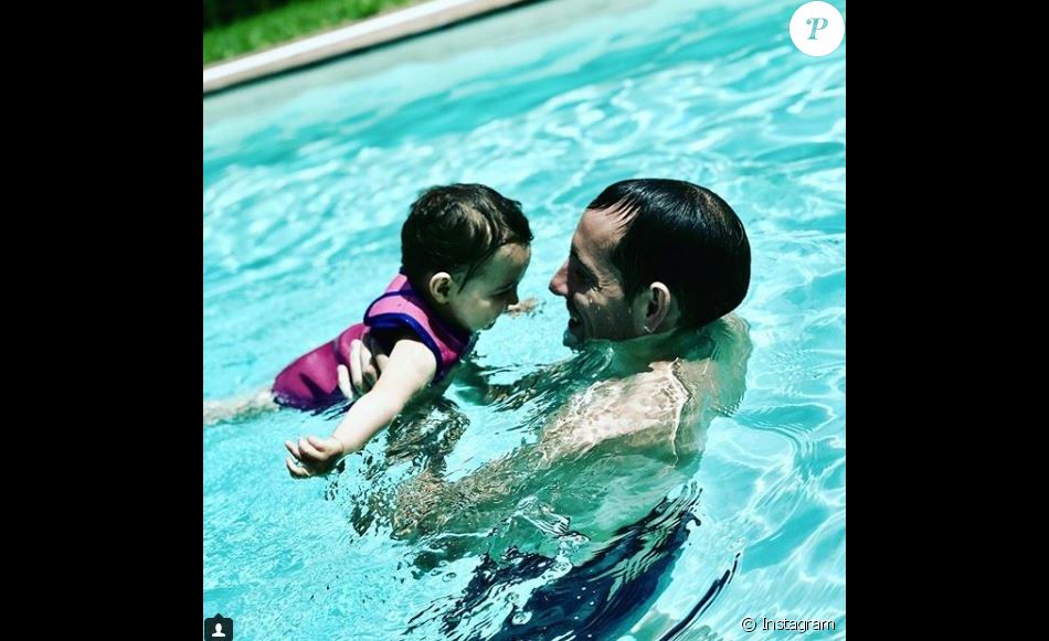 Renaud Lavillenie Avec Fille Iris Dans Une Piscine Le 10 Juin 2018 Purepeople