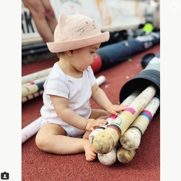 Anaïs Poumarat, fiancée de Renaud Lavillenie publie une photo de leur fille Iris avec des perches sur Instagram le 3 avril 2018. 