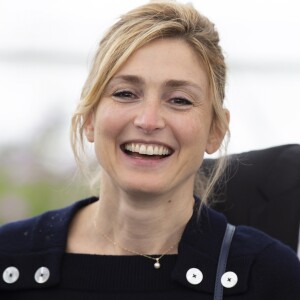 Julie Gayet lors du photocall du film The State Against Mandela (séance spéciale) au 71ème Festival International du Film de Cannes, le 14 mai 2018.