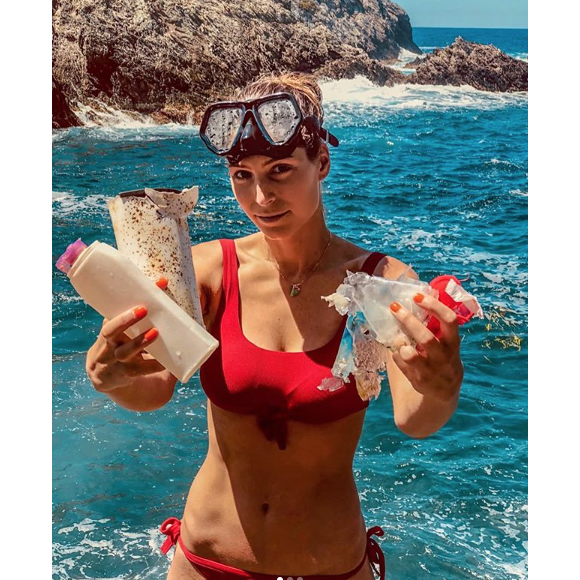 La belle Laury Thilleman dévastée par le nombre de détritus qu'elle retrouve en bord de mer, le 29 juillet 2018.