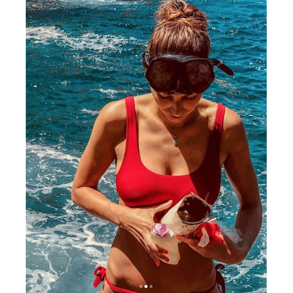 La très belle Laury Thilleman dévastée par le nombre de détritus qu'elle retrouve en bord de mer, le 29 juillet 2018.