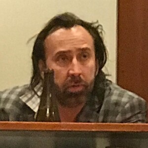 Exclusif - Nicolas Cage et Crispin Glover déjeunent dans le restaurant japonais 'Sushi Gen', alors qu'ils savourent leur repas Nicolas Cage engage une conversation avec une charmante jeune femme asiatique assise à côté de lui jusqu'à ce que le mari de celle-ci se manifeste devant le désarroi de Nicolas Cage à Los Angeles le 26 aout 2017.