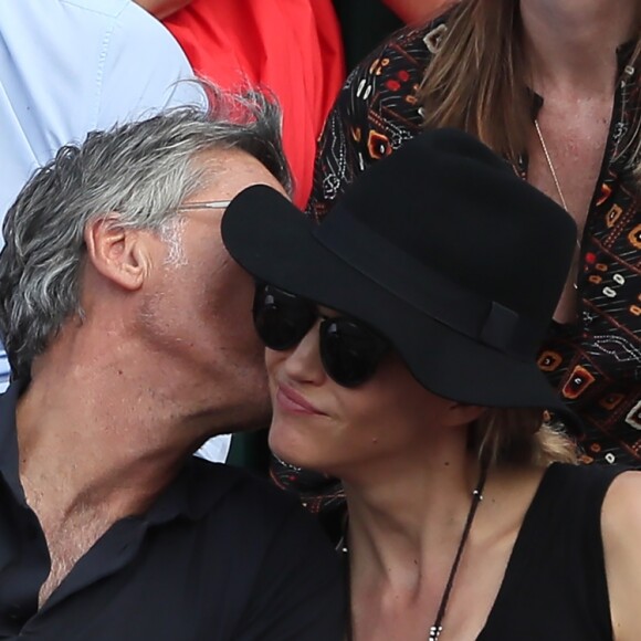 Hélène de Fougerolles et son compagnon Marc Simoncini - People dans les tribunes des Internationaux de France de Tennis de Roland Garros à Paris. Le 8 juin 2018 © Cyril Moreau / Bestimage