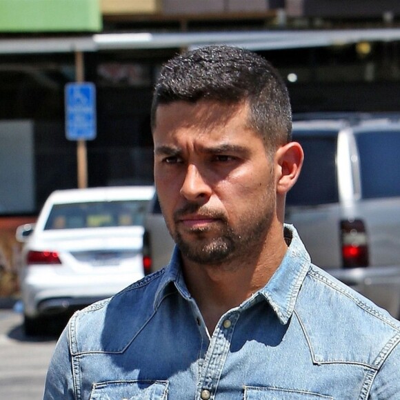Exclusif - Wilmer Valderrama à Los Angeles le 25 juillet 2018. Après l'overdose de son ex Demi Lovato, l'acteur lui rend visite chaque jour à l'hôpital.