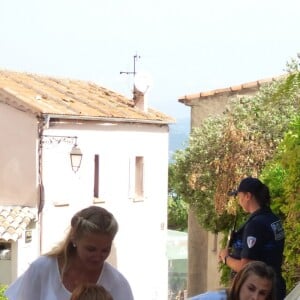 Exclusif - Maud Fontenoy enceinte avec ses enfants Mahé, Hina et Loup - Mariage de la navigatrice et femme politique et vice-présidente de la région Sud-Provence-Alpes-Côte-d'Azur, Maud Fontenoy avec le conseiller régional poitevin Olivier Chartier à l'Èglise de Gassin dans le Var le 26 mai 2018. Maud Fontenoy va accoucher de son 4ème enfant dans moins d'une semaine. © Christiane Georges/Nice Matin/Bestimage