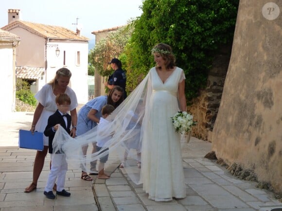 Exclusif - Maud Fontenoy enceinte avec ses enfants Mahé, Hina et Loup - Mariage de la navigatrice et femme politique et vice-présidente de la région Sud-Provence-Alpes-Côte-d'Azur, Maud Fontenoy avec le conseiller régional poitevin Olivier Chartier à l'Èglise de Gassin dans le Var le 26 mai 2018. Maud Fontenoy va accoucher de son 4ème enfant dans moins d'une semaine. © Christiane Georges/Nice Matin/Bestimage