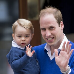 Le prince George de Cambridge à l'hôpital St Mary à Londres lors de la naissance de la princesse Charlotte le 2 mai 2015.