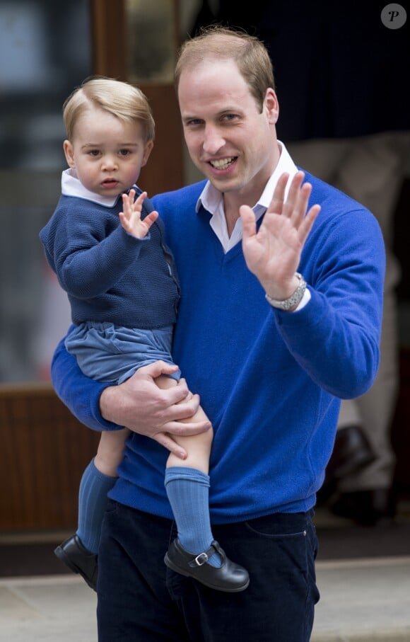 Le prince George de Cambridge à l'hôpital St Mary à Londres lors de la naissance de la princesse Charlotte le 2 mai 2015.