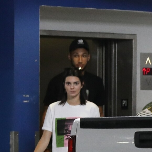 Exclusif - Kendall Jenner et son compagnon Ben Simmons sont allés faire du shopping chez Game Stop and Best Buy à West Hollywood, le 5 août 2018.